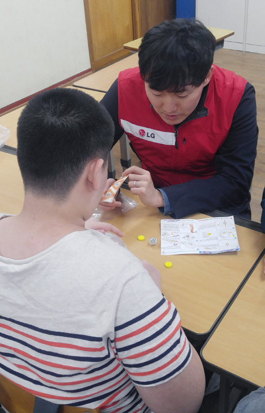 20일 LG전자 임직원 봉사단 40여명이 장애인의 날을 맞아 경기도 오산시 장애인 특수 교육 기관인 성심학교를 방문해 과학교실, 체육활동, 바리스타 직업 체험 등 다양한 행사를 진행했다. 이날 행사에는 LG전자 자회사이자 장애인 표준사업장인 하누리의 임직원들도 함께했다. <LG전자 제공>